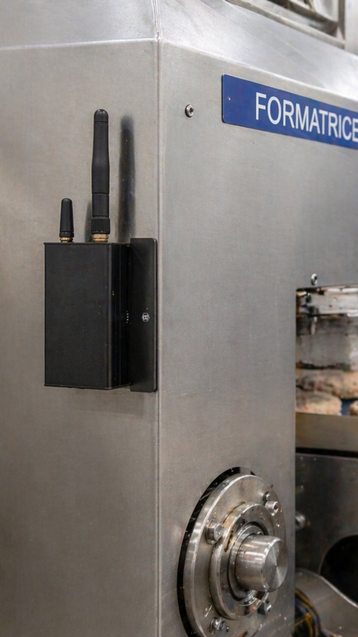 Box4AI IoT-Controller auf industrieller Formmaschine installiert